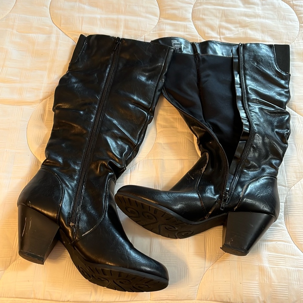 Ladies, vegan size 8, knee-high black boots, the zippers